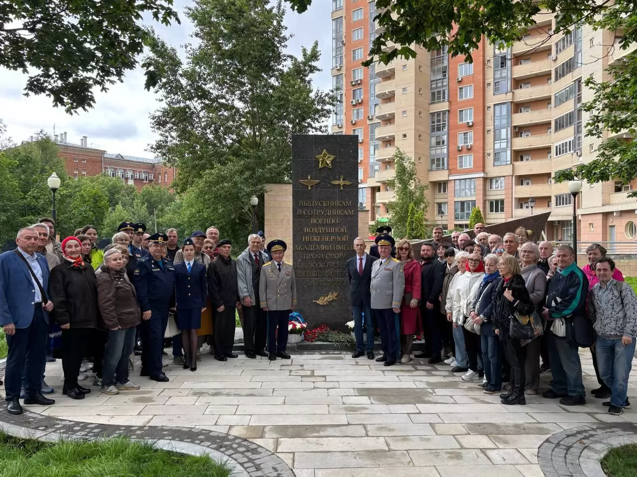 В память о героях: В районе Аэропорт открыт обновленный обелиск погибшим в годы войны выпускникам академии Н.Е. Жуковского