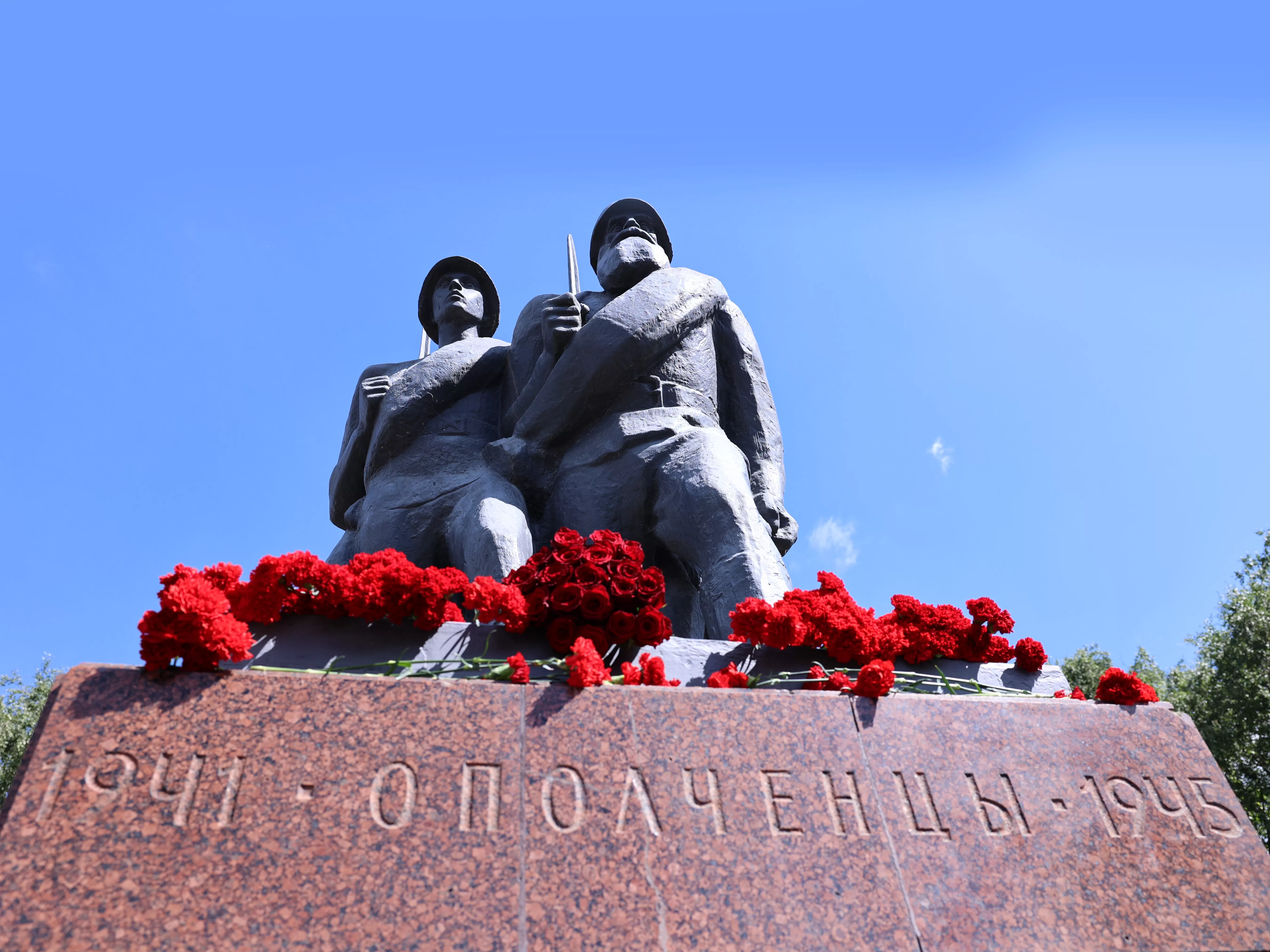 Депутаты Мосгордумы возложили цветы к монументам в честь 84-й годовщины начала формирования Московского народного ополчения