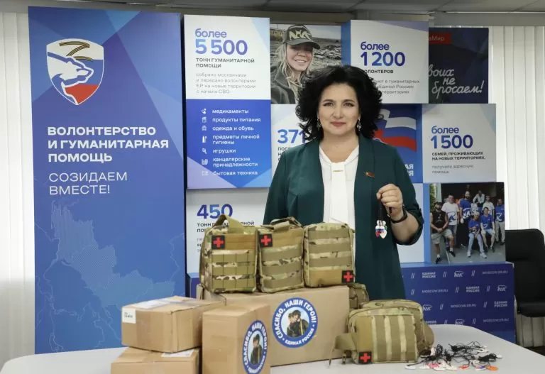 Депутат МГД Татьяна Батышева передала для бойцов СВО аптечки для оказания первой помощи