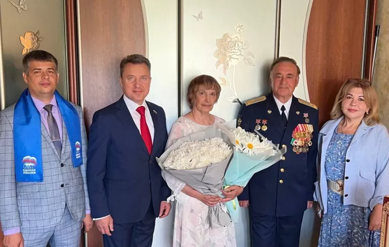 Анатолий Выборный поздравил с юбилеем совместной жизни семейную пару из района Щукино