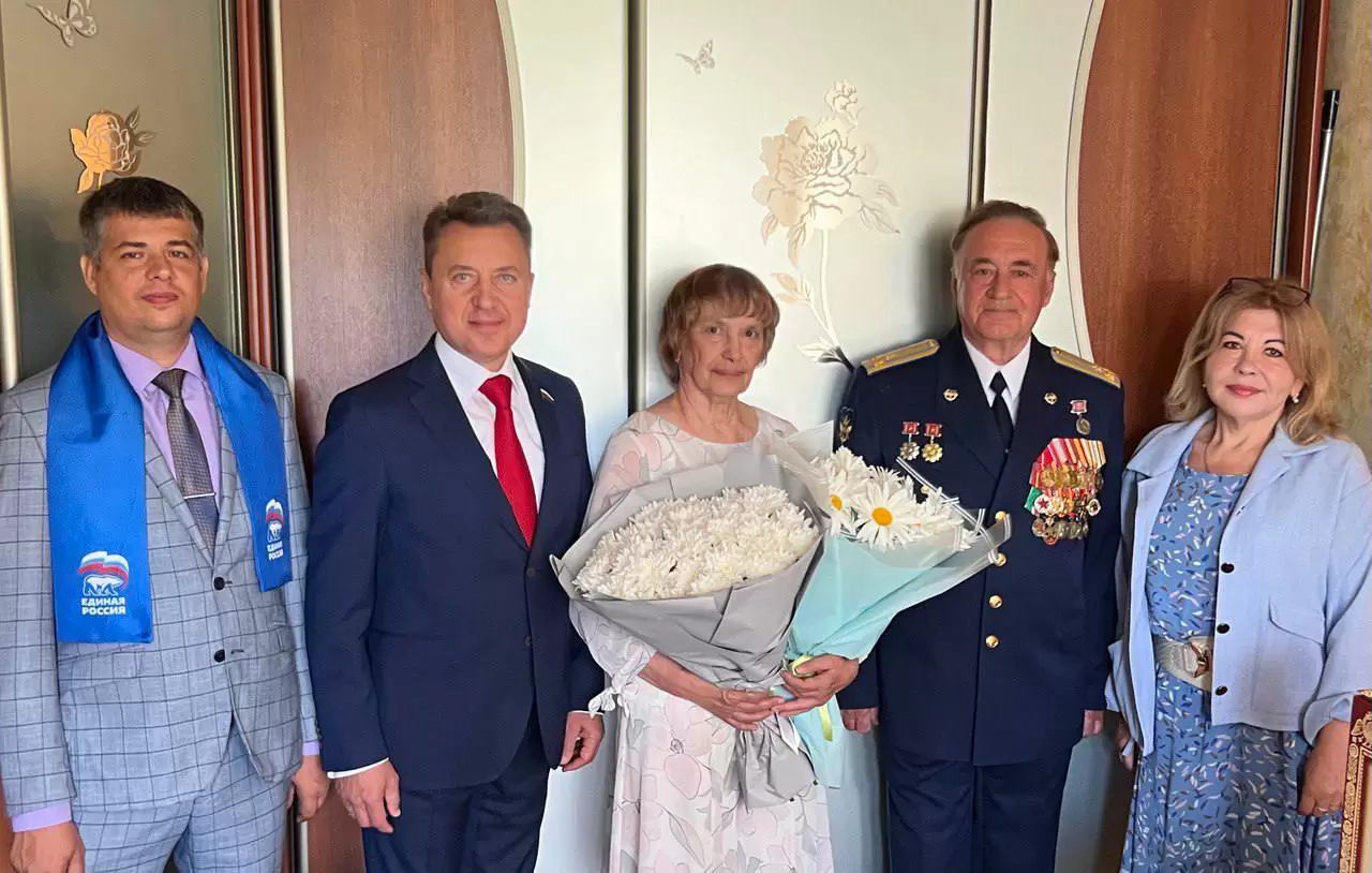 Анатолий Выборный поздравил с юбилеем совместной жизни семейную пару из района Щукино