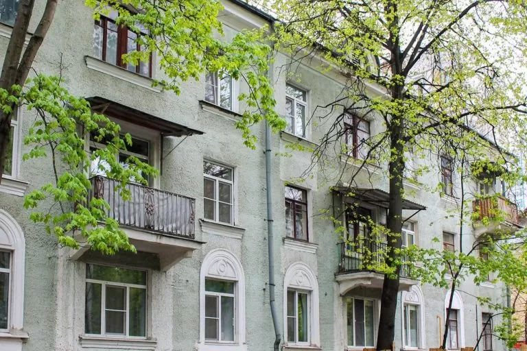 В столице капитально отремонтируют более 70 домов с венчающими карнизами