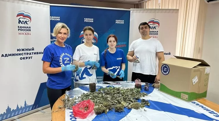 Единороссы Москвы приготовили травяной чайный сбор для отправки на фронт
