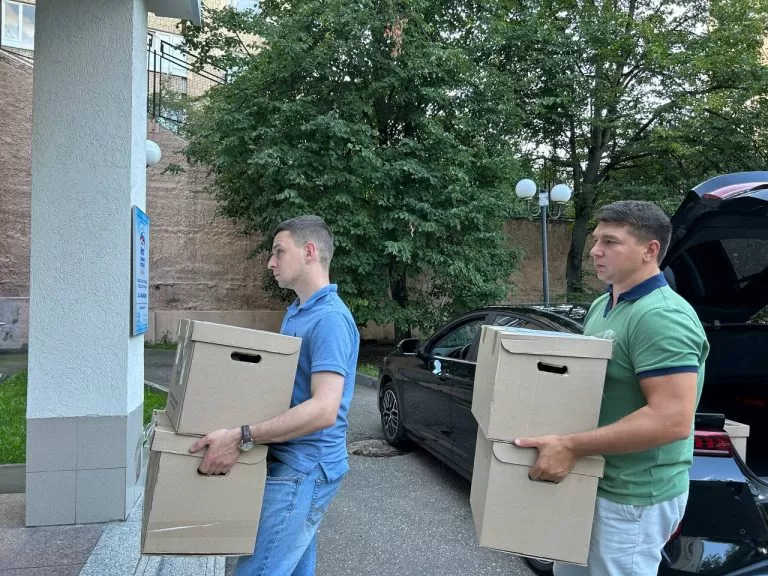 Максим Джетыгенов передал перевязочные средства и респираторы на нужды бойцов СВО