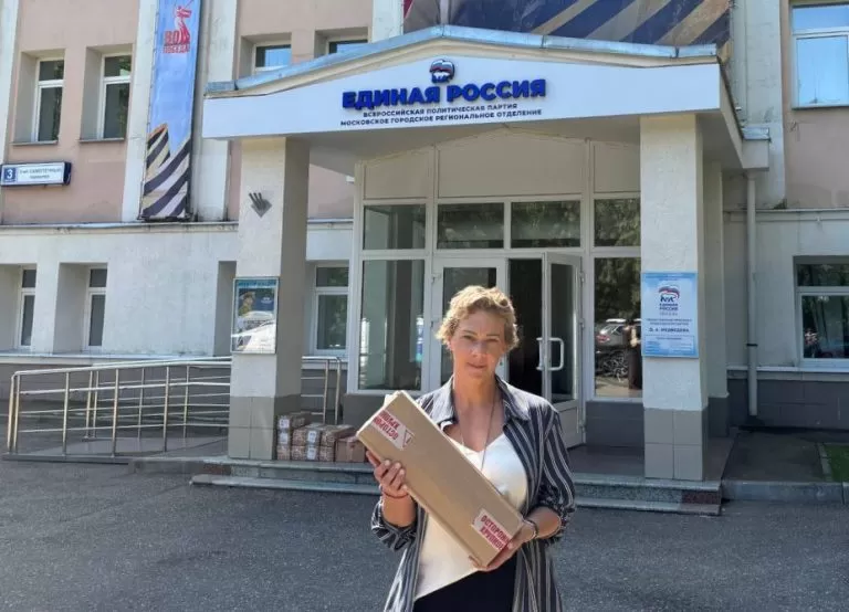 Депутат МГД Ольга Зайцева передала огнетушители для бойцов СВО