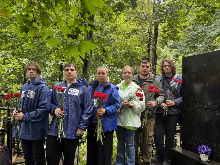 В Лефортове активисты «Единой России» и «Молодой Гвардии» почтили память героя Великой Отечественной войны