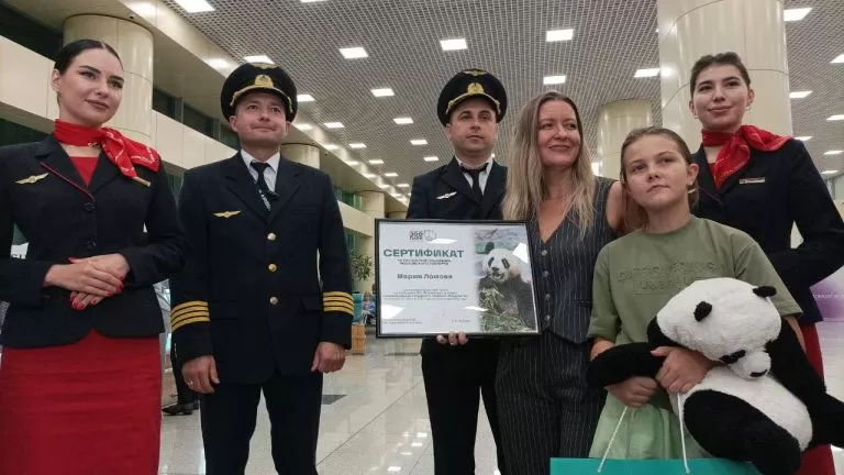 Светлана Акулова передала Марусе, потерявшей в аэропорту любимую игрушку, сертификат на посещение Московского зоопарка