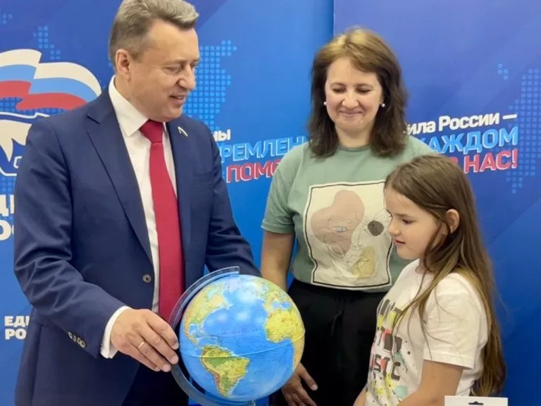Депутат Госдумы Анатолий Выборный помог многодетной семье подготовиться к новому учебному году