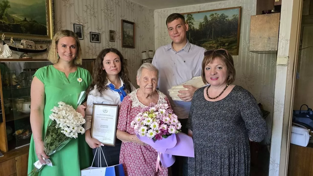 Депутат Госдумы Анатолий Выборный в день создания ВОИ поздравил с 95-летием жительницу Южного Тушина