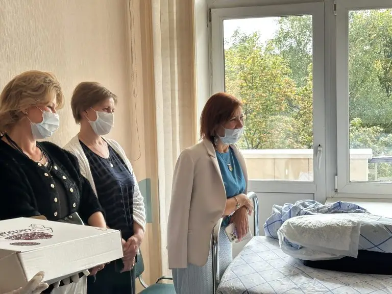 Активисты востока столицы навестили раненых бойцов в военном госпитале имени П.В. Мандрыка
