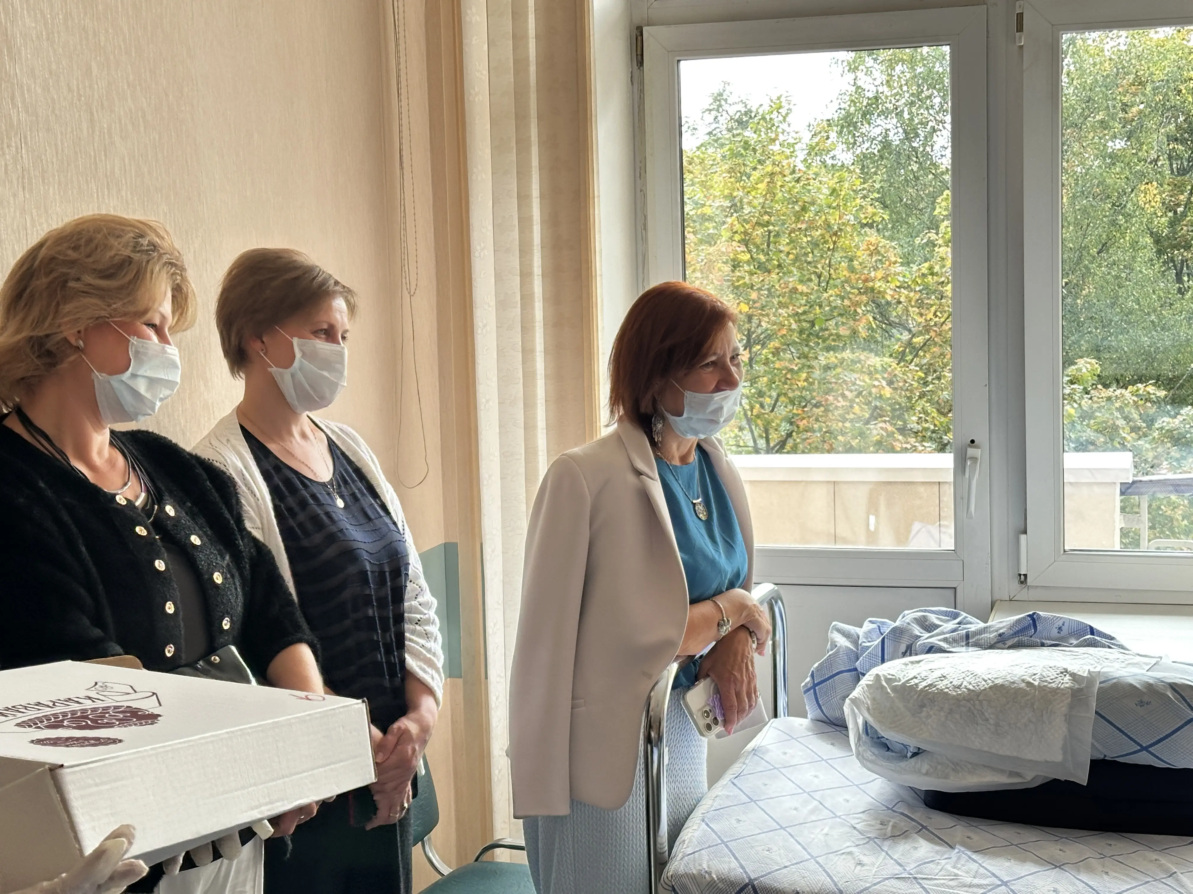 Активисты востока столицы навестили раненых бойцов в военном госпитале имени П.В. Мандрыка