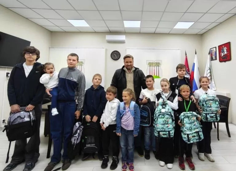 Муниципальные депутаты помогли собрать к школе детей на западе Москвы