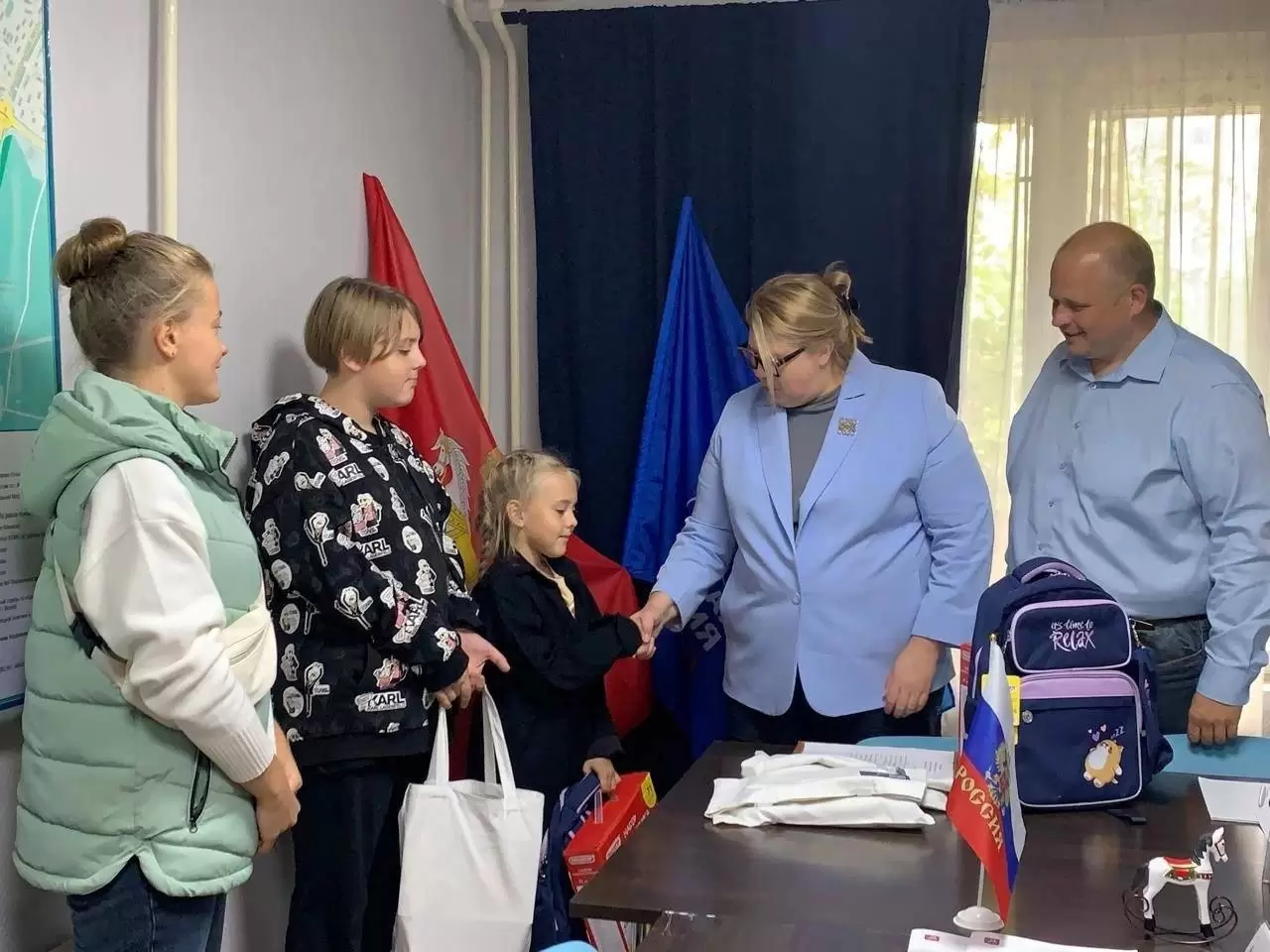 Депутаты ЮЗАО и САО оказали помощь семьям в рамках акции «Собери ребенка в школу»