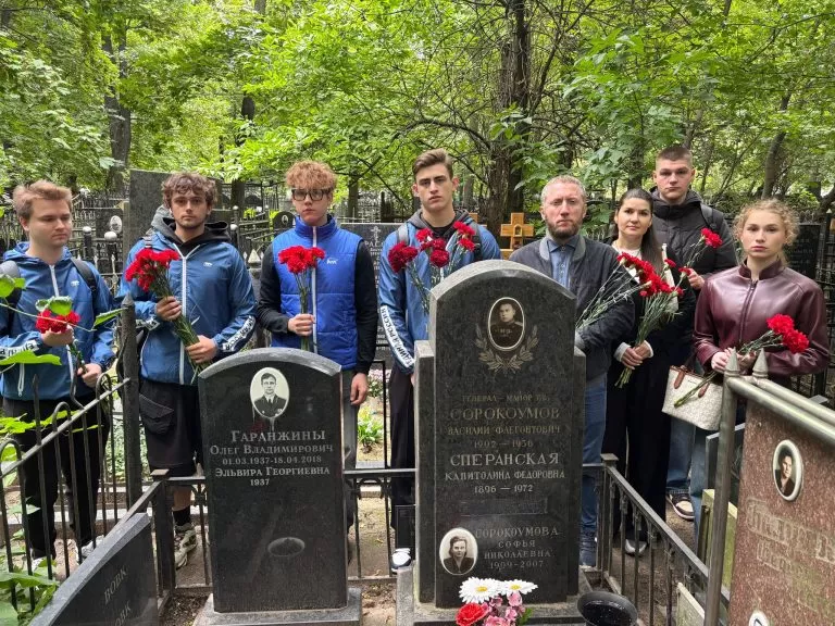 «Герои последнего боя»: Активисты партии Центрального округа Москвы возложили цветы к памятнику участника Великой Отечественной войны Василия Сорокоумова
