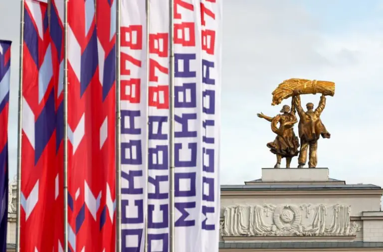Более 3,2 тысячи флагов и декоративных конструкций украсят Москву в честь Дня города