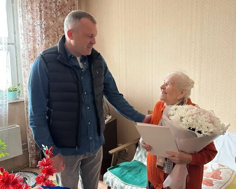 Евгений Попов поздравил с 95-летием ветерана из Филёвского Парка