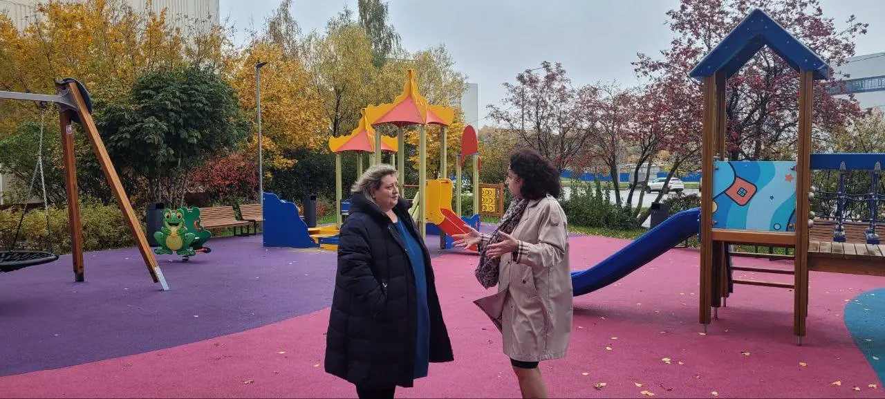 В рамках партийного проекта «Партийный десант» единороссы проверяют, как благоустраиваются социальные объекты в районе