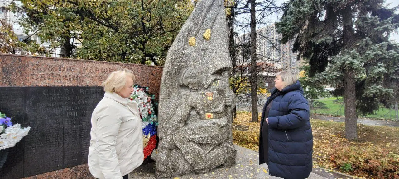 «Партийный десант» на западе Москвы проверил благоустройство памятника жителям поселка Переделкино