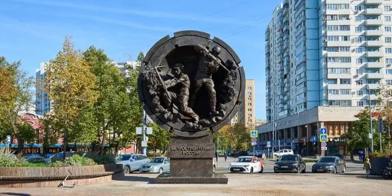 В Москве открыт монумент «Метростроителям России»