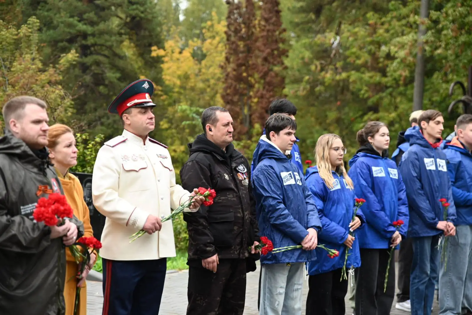 Молодогвардейцы и единороссы запада столицы провели мемориальную акцию