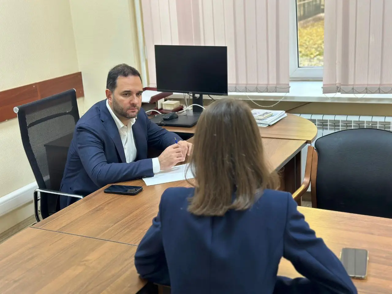 Александр Мажуга оказал содействие жительнице Покровского-Стрешнева, пострадавшей от пожара в доме