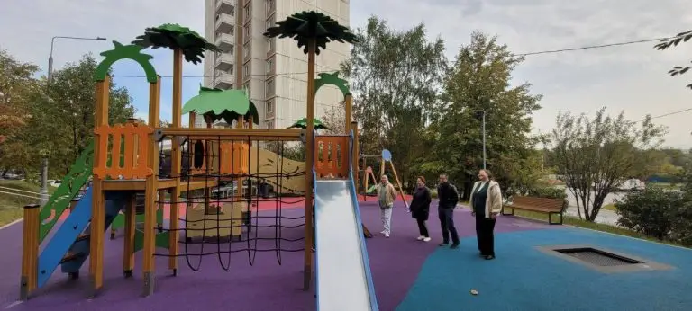 При содействии муниципальных депутатов в Ново-Переделкине благоустроена детская площадка