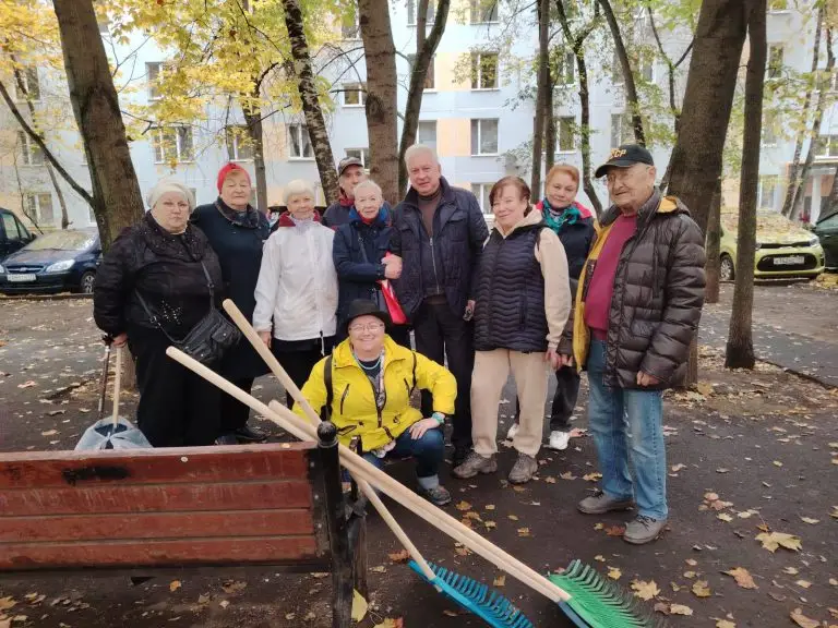 Муниципальные депутаты организовали осенний субботник на севере Москвы