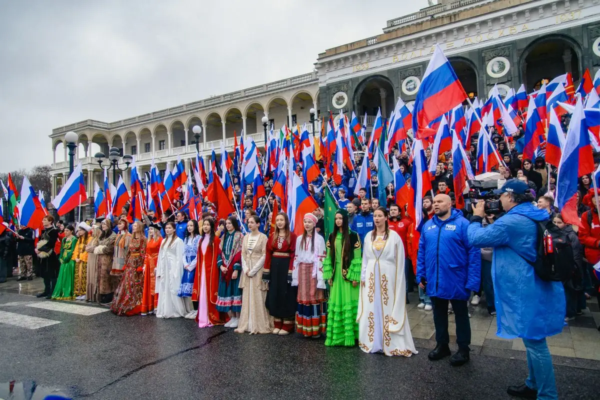 В День народного единства МГЕР и «Волонтёрская Рота» провели в Москве праздничное шествие