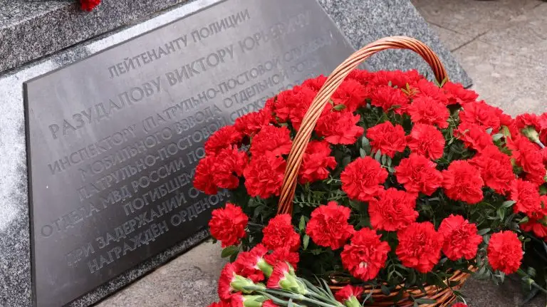 В Москве почтили подвиг полицейского Виктора Разудалова, погибшего при исполнении