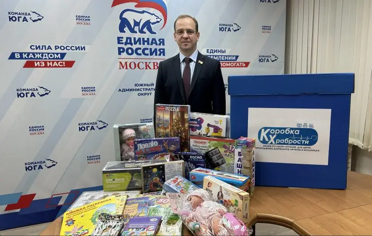 Депутат Мосгордумы Евгений Селиверстов передал настольные игры и книги для маленьких пациентов онкоцентра имени Блохина