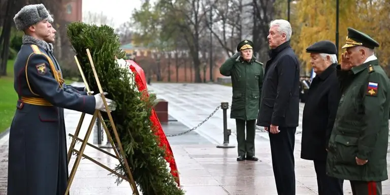 Мэр Москвы возложил венки к Могиле Неизвестного Солдата в память о параде 1941 года