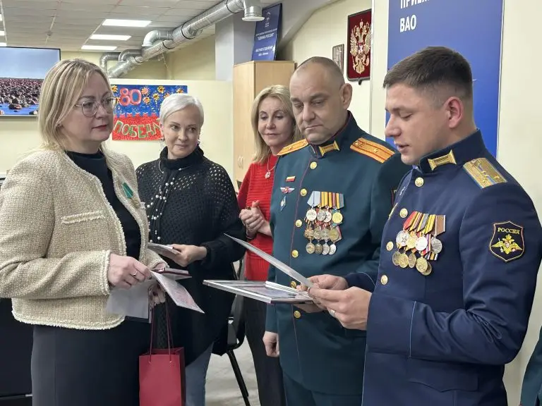 Военнослужащие наградили волонтеров «Единой России» Восточного округа Москвы