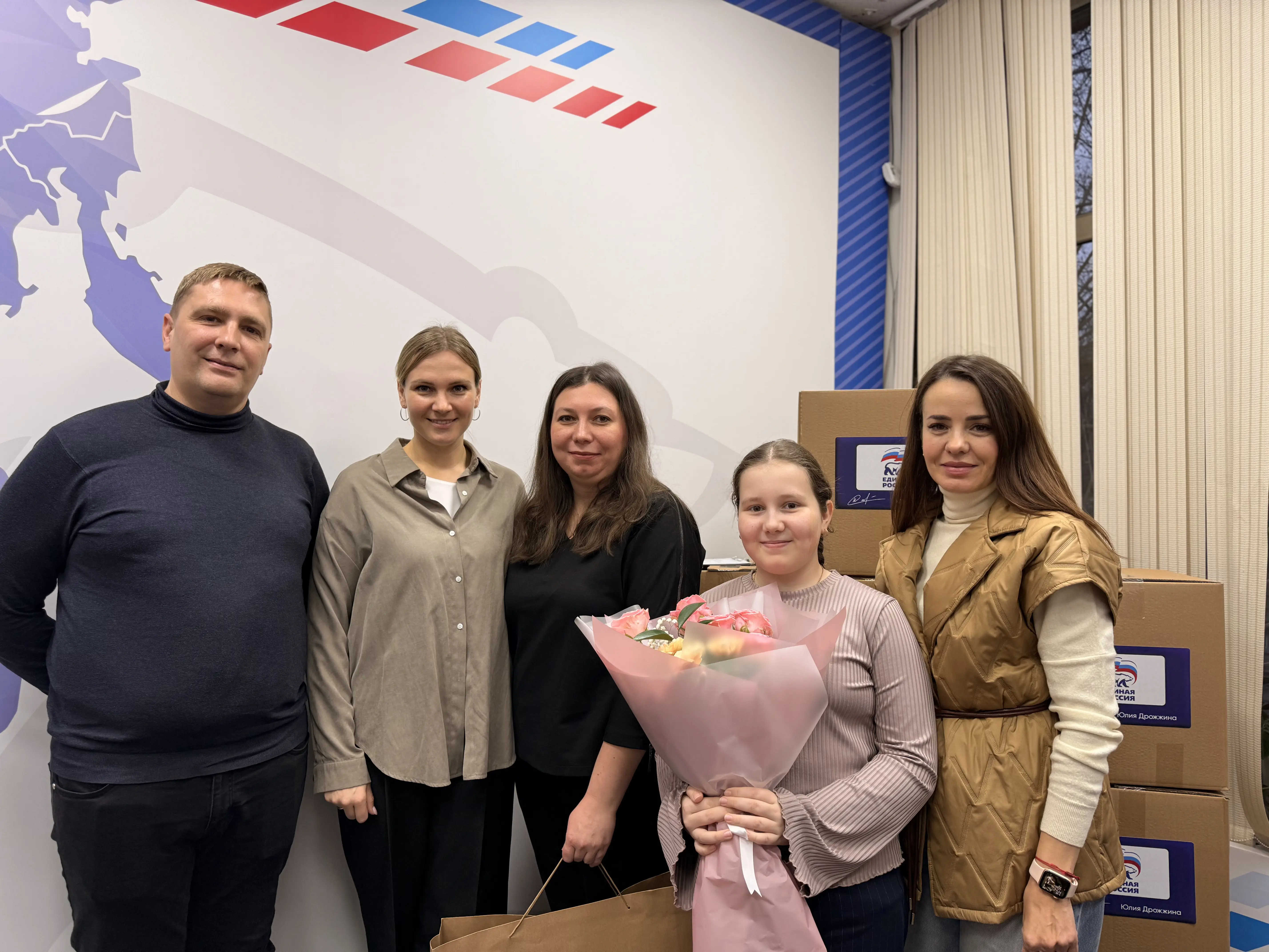 В СВАО поздравили семьи с Днем матери и подарили компьютеры
