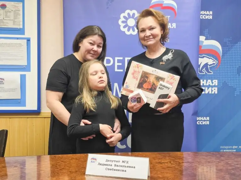 Людмила Стебенкова помогла юной москвичке с нарушением зрения получить специальные устройства для учебы