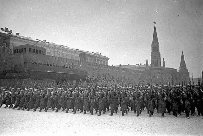 7 ноября — годовщина легендарного военного парада на Красной площади 1941 года