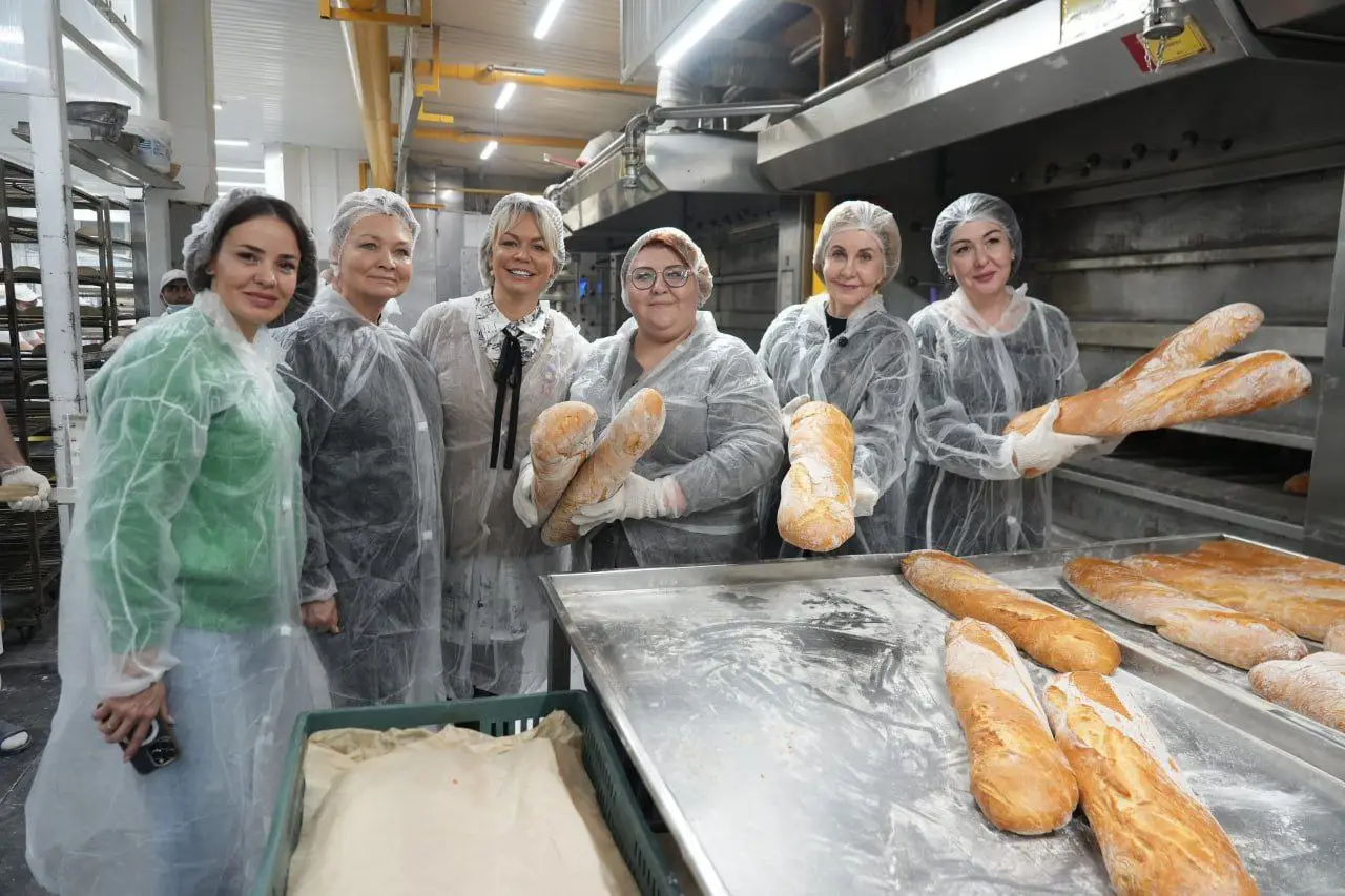 «Вкус заботы»: Активистки «Женского движения Единой России» Москвы освоили технологию выпечки сладких пирогов