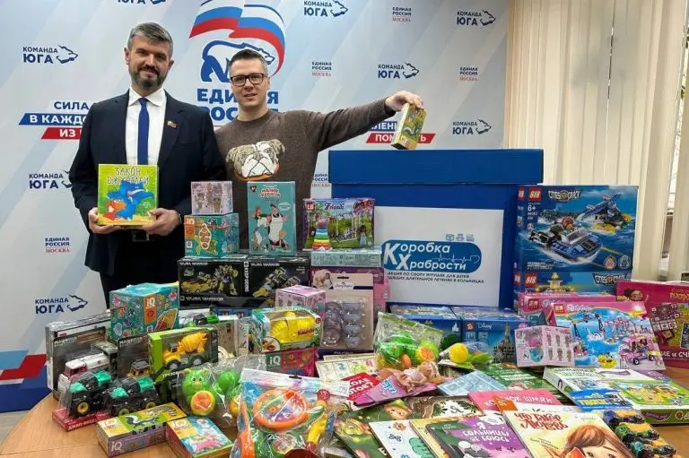Депутаты и жители юга столицы собирают «Коробки храбрости» для детей с онкологией