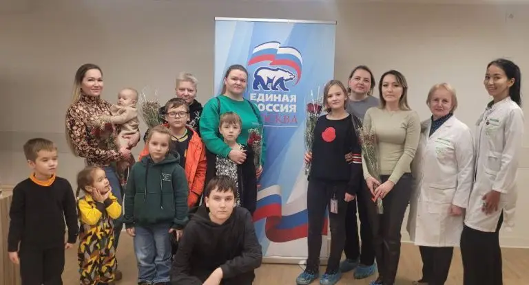 Во всех округах Москвы проходят праздничные мероприятия и акции в честь Дня матери