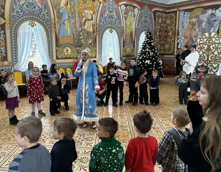 В Измайловском Кремле для детей участников СВО организовали новогоднее представление