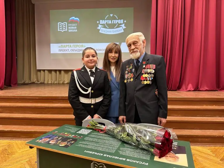На северо-востоке Москвы установлены три Парты Героя в честь земляков