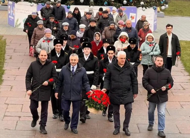 На западе Москвы прошли патриотические акции и мероприятия в честь Дня Героев Отечества