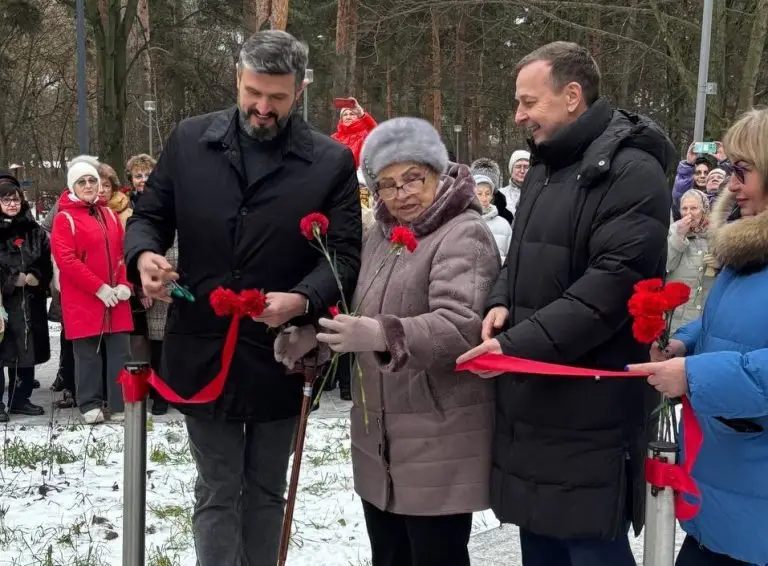 В парке «Сосенки» в Царицыне установлен монумент «Защитникам Отечества»