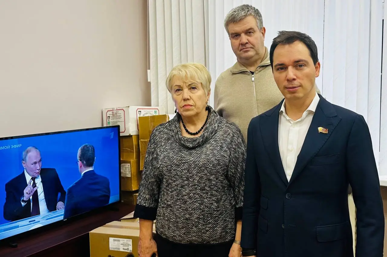 Депутат Мосгордумы Родион Газманов принял новую партию книг от москвичей для жителей Новороссии