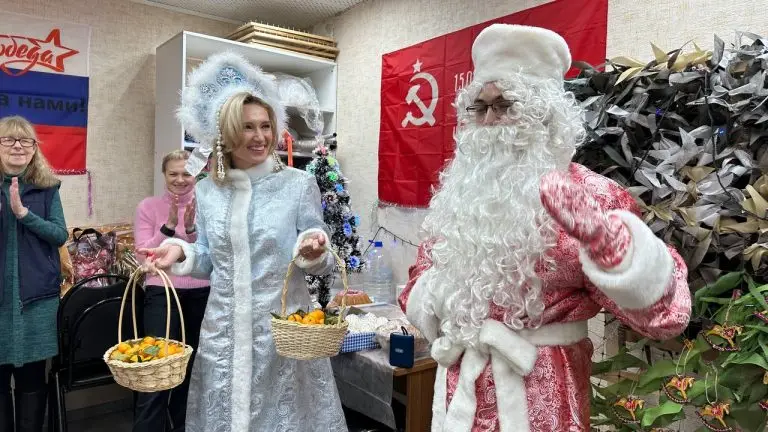 На юге Москвы с наступающим Новым годом поздравили волонтёров «Семейного батальона»
