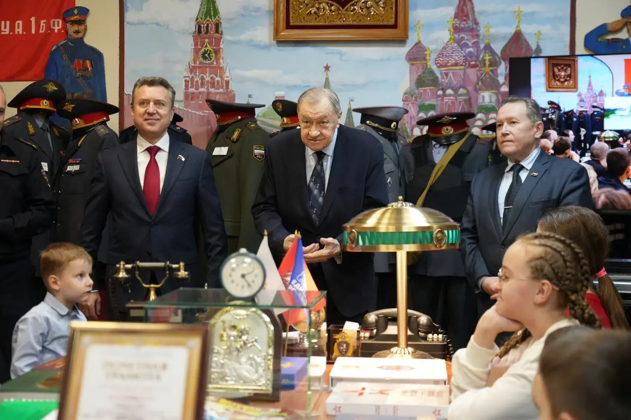 Депутат Госдумы Анатолий Выборный поздравил детей сотрудников полиции Северо-Запада Москвы с наступающим Новым годом