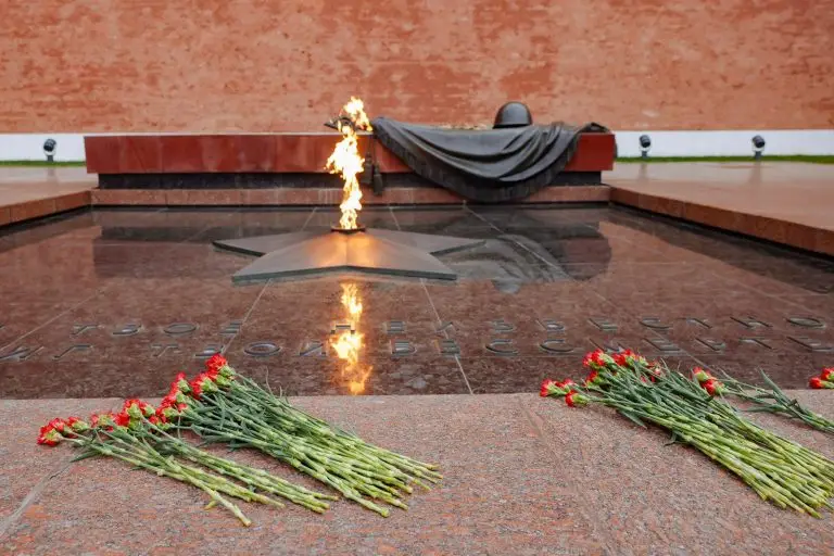 Сегодня — День Неизвестного Солдата