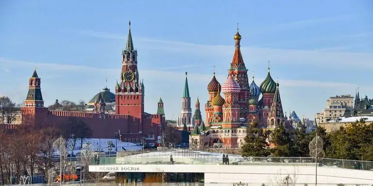 Для бойцов СВО и членов их семей проводят бесплатные экскурсии по центру Москвы