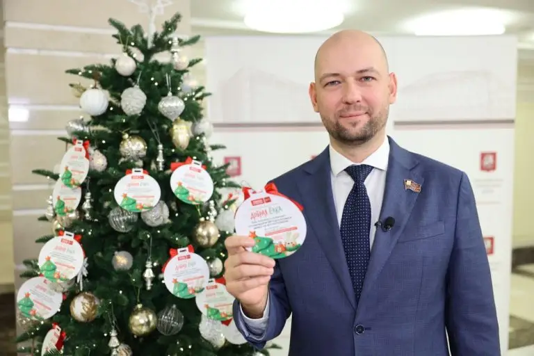 Максим Руднев поддержал акцию «Добрая ёлка» и исполнил мечту дочери участника СВО