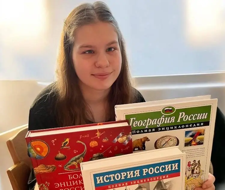 Денис Лыткин подарил московской школьнице набор энциклопедий