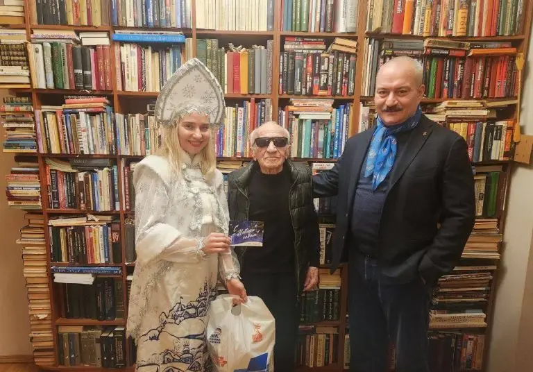 «С Новым годом, ветеран!»: активисты поздравляют ветеранов с Новым годом и Рождеством
